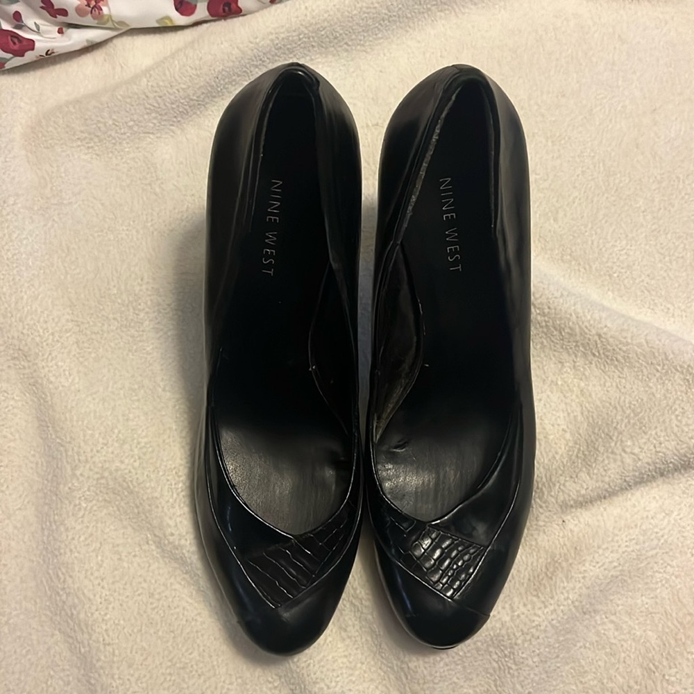 Black closed toe heels with croc detail at the toe. Size 8.5. Nine West